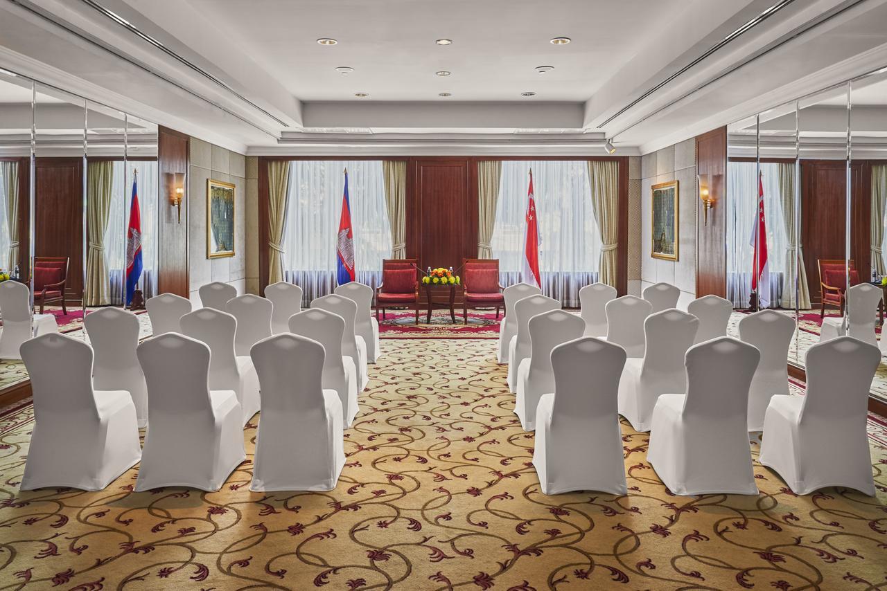 Intercontinental Phnom Penh Hotel Bagian luar foto